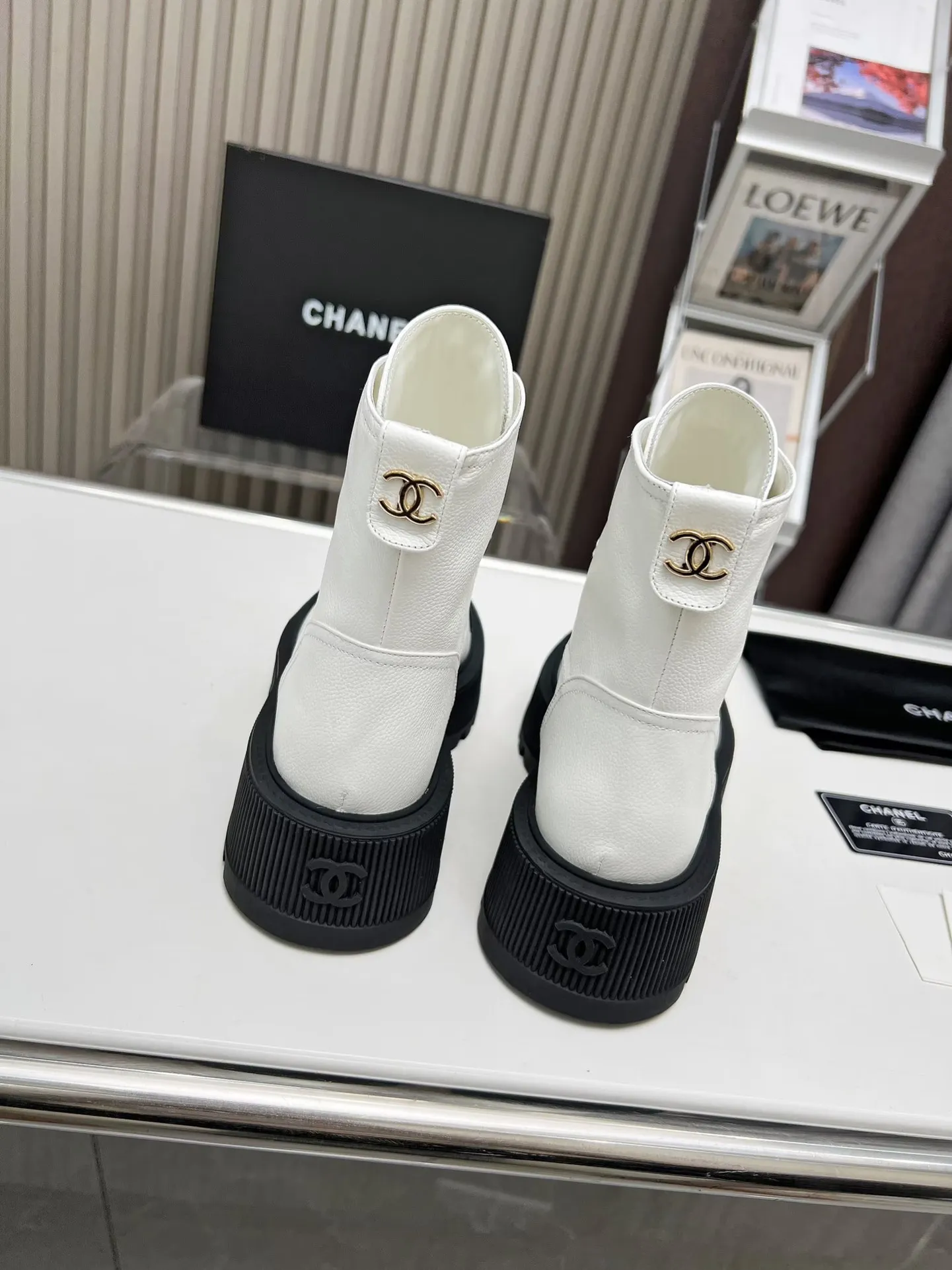 👟👟Ex-factory price 560👟👟 Autumn and winter new Chanel Chanel ankle boots original model opening✅ Strap design is super easy to put on and take off, the toe logo is electro-embroidered. The tongue is also the brand logo. Fabric: cow litchi pattern🐂 Inner/foot pad: cow lining. Use ultra-light rubber non-slip and wear-resistant outsole. Color: black, white, gray. Code number: 34-41 (34, 41) Need to be customized) Packaging: bag card